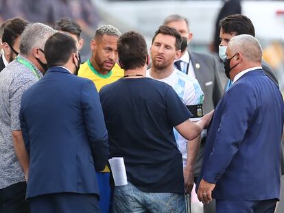 Neymar y Messi hablan con funcionarios brasileños durante un partido entre Brasil y Argentina.