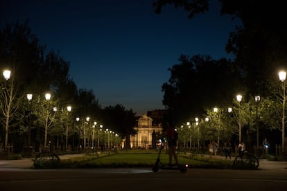 El Paisaje candidato acoge otros grandes monumentos como la Puerta de Alcalá o las fuentes de Cibeles, Apolo y Neptuno. En la imagen, la Puerta de Alcalá vista desde el parque del Retiro, ayer por la noche.