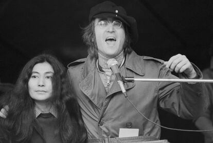 Yoko Ono y John Lennon el 22 de abril de 1972 en una manifestación contra la Guerra de Vietnam en Bryant Park, Manhattan (Nueva York), donde se concentraron 50.000 personas.