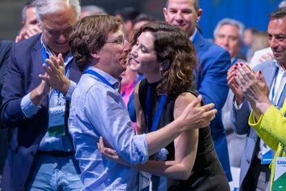 Almeida y Ayuso se saludan en la primera sesión del congreso extraordinario. 