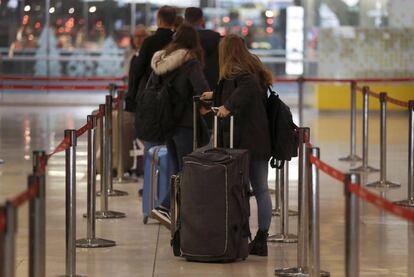 Una viajera en el aeropuerto de Barajas.