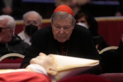 El cardenal George Pell, en la capilla ardiente de Benedicto XVI.