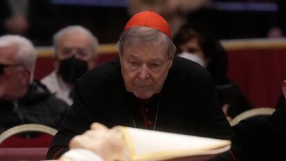 El cardenal George Pell, en la capilla ardiente de Benedicto XVI.