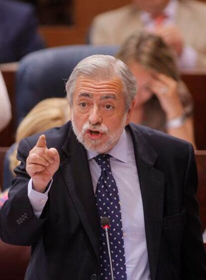 El consejero de Economía y Hacienda, Antonio Beteta, durante su intervención en la Asamblea.