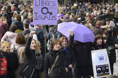 Centenares de miles de personas inundaron, en 2018, las calles españolas en 120 ciudades en las concentraciones de mediodía y las manifestaciones de la tarde. La huelga de 24 horas, en cambio, tuvo escaso seguimiento pese a que fue secundada por rostros muy conocidos de los medios de comunicación que le dieron gran visibilidad y simbolismo. En la imagen, ambiente durante la marcha en Vitoria (Álava).