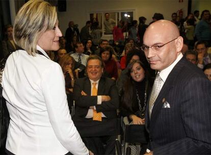 El juez Bermúdez junto a su esposa, Elisa Beni, en la presentación del libro de ésta sobre el proceso del 11-M