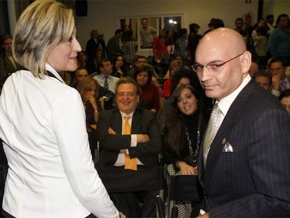 El juez Bermúdez junto a su esposa, Elisa Beni, en la presentación del libro de ésta sobre el proceso del 11-M