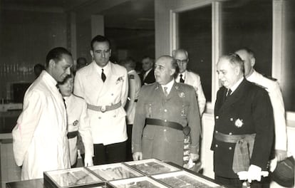 Franco visita el Instituto Nacional de Investigaciones Agron&oacute;micas, en 1954.