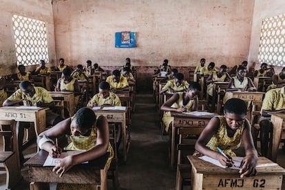 Kessah Amevor realiza un examen de matemáticas junto al resto de su clase en el Colegio de Primaria y Secundaria de Ada. A las orillas del Volta, estas comunidades de pescadores ven, incrédulos, como el oficio tradicional de toda una vida va menguando, y el hambre y la miseria se van apoderando de la población.