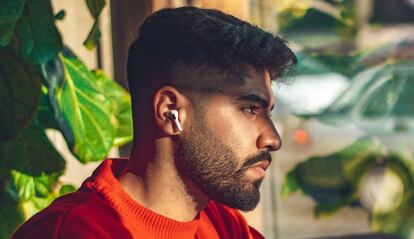 AirPods de Apple utilizados por un chico