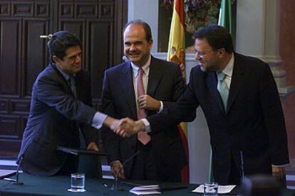Trillo, Chaves y Sánchez Monteseirín, tras firmar el convenio del Hospital Militar de Sevilla.