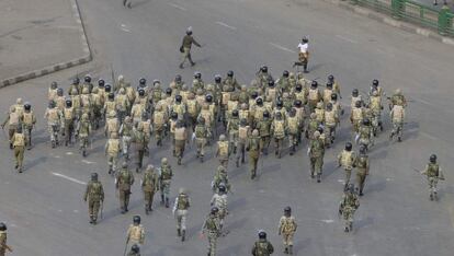 Decenas de policías vigilan la plaza de Tahrir en el segundo día de disturbios en la capital, donde ya han muerto al menos nueve personas y 361 han resultado heridas.