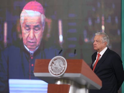 El presidente López Obrador escucha una misiva leída por el cardenal Rogelio Cabrera, arzobispo de Monterrey y presidente del Episcopado Mexicano.