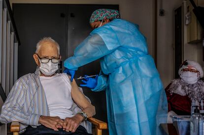 Batiste Martí , primer valenciano vacunado, en la residencia de mayores Verge del Miracle, de Rafelbuñol.