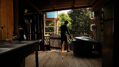 Tanque de agua siendo rellenado en la casa de Geraldo Apurinã en una comunidad indígena en Brasil. 