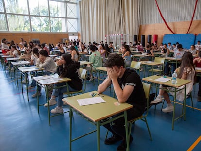 Estudiantes de La Rioja esperan el inicio del primer examen de la prueba de Selectividad en el polideportivo de Logroño.
