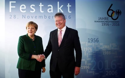 El jefe de los servicios secretos alemanes, Bruno Kahl, con Angela Merkel, a finales de noviembre en Berl&iacute;n.