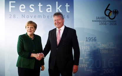 El jefe de los servicios secretos alemanes, Bruno Kahl, con Angela Merkel, a finales de noviembre en Berlín.