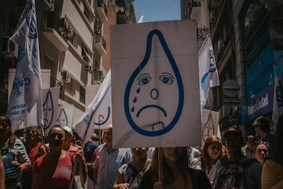 Trabajadores del sector salud protestan contra el decreto de Javier Milei en las calles del centro de Buenos Aires.