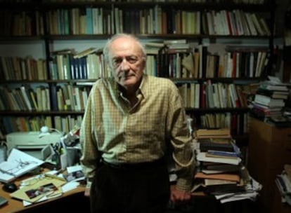El profesor y escritor Zeev Sternhell en su despacho
