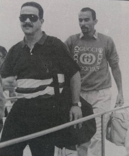 Mauro Brasília llega a Ceuta en ferry en 1992, precedido de Ángel Gómez, jefe de la Policía Local.