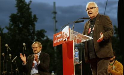 Cayo Lara (en el atril) y Willy Meyer, durante la campa&ntilde;a para las elecciones europeas de 2014.