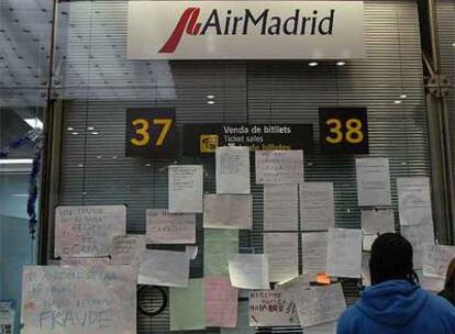 Los afectados rellenan hojas de reclamo en las ventanillas de Air Madrid, totalmente cerradas.