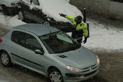 Un nuevo temporal de nieve afecta a toda la mitad norte peninsular. Uno de los puntos más afectados ese Segovia, donde el Ayuntamiento obliga a todos los vehículos a circular con cadenas, incluso por el centro de la ciudad. La policía se encarga de parar a los automovilistas que no cumplan la orden.