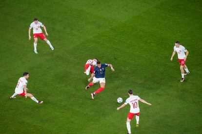 Kylian Mbappé, rodeado de jugadores polacos. 