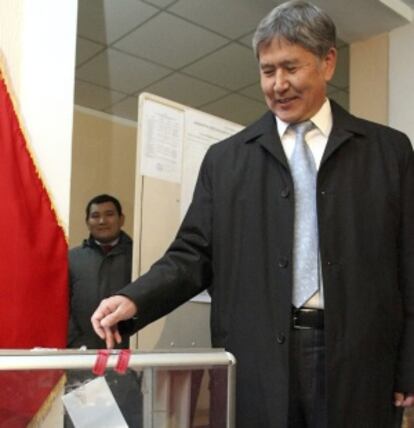 Almazbek Atambáyev deposita su voto.