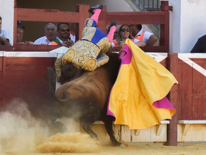 El Cordobés, arrollado contra las tablas en el saludo capotero a su primer toro.