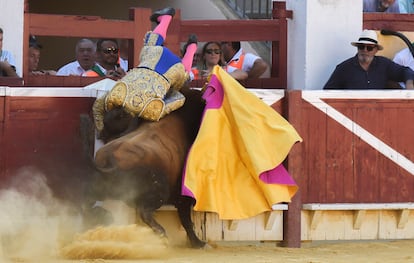 El Cordobés, arrollado contra las tablas en el saludo capotero a su primer toro.