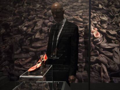 Un visitante mira uno de los miles de zapatos que dejaban las víctimas antes de ser gaseadas.