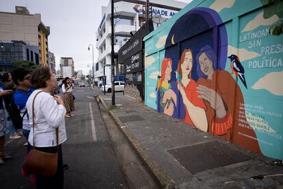 Mural en San José (Costa Rica) para honrar la historia de tres presas y ex-presas políticas: Mailene Noguera (Cuba), Emirlendris Benítez (Venezuela) y Samantha Jirón (Nicaragua).