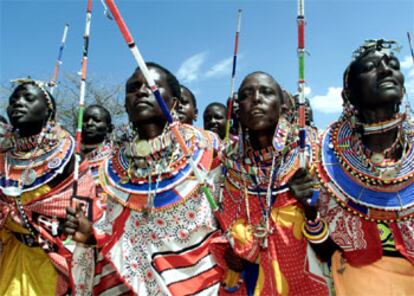 Un grupo de mujeres <i>masai </i>participa en una ceremonia.