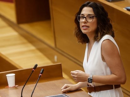 La diputada de Compromís, Aitana Mas, durante una sesión en las Cortes valencianas.