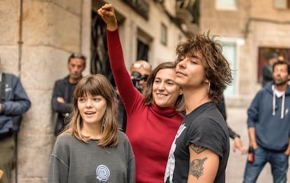 Llúcia Garcia y Mitch, dirigidos por Carla Simón durante el rodaje de 'Romería'.