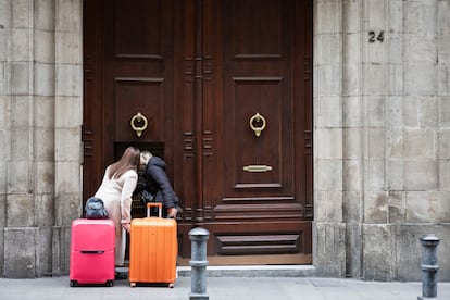 Dos turistas intentaban acceder a la finca del Carrer Ample, este martes.