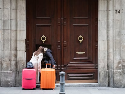 Dos turistas intentaban acceder a la finca del Carrer Ample, este martes.