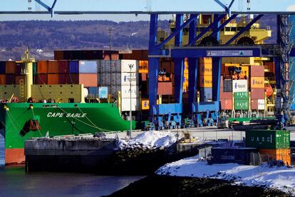 Una barcaza portacontenedores, este miércoles en el puerto de Saint John (Canadá).