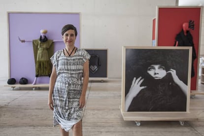 La diseñadora Carla Fernández en su muestra en el Museo Jumex.