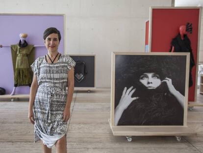 La diseñadora Carla Fernández en su muestra en el Museo Jumex.