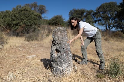 La arqueóloga Lidia Cabello, responsable de la unidad de arqueometría SCAI de la Universidad de Málaga, junto al menhir de El Romeral.