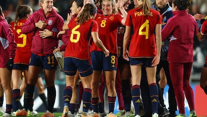 Las españolas Mariona Caldentey, Alexia Putellas y Aitana Bonmati celebran con sus compañeros de equipo después de vencer a Suecia en el partido de semifinales y llegar a la final del Mundial femenino