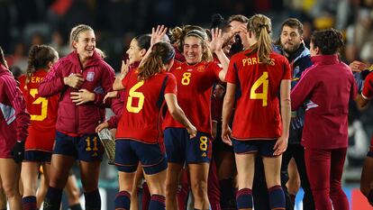 Las españolas Mariona Caldentey, Alexia Putellas y Aitana Bonmati celebran con sus compañeros de equipo después de vencer a Suecia en el partido de semifinales y llegar a la final del Mundial femenino