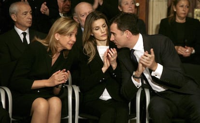 Ceremonia civil de despedida a Juan Antonio Samaranch en el Palau de la Generalitat (Barcelona). La infanta Cristina junto a los Príncipes de Asturias el 22 de abril de 2010.