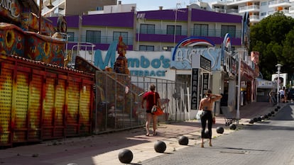 Locales cerrados en la playa de Magaluf, en el Ayuntamiento de Calviá, este lunes.