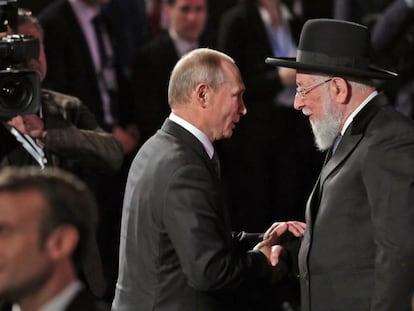 Vladímir Putin saluda al presidente del Consejo del Museo Yad Vashem, el rabino Israel Meir Lau, el jueves pasado en Jerusalén.