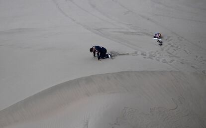 El copiloto de Peugeot, Daniel Elena, de Mnaco, hace gestos en el suelo despus de lesionarse cuando l y el piloto francs Sebastien Loeb tuvieron complicaciones durante la quinta etapa del Rally Dakar 2018, entre San Juan de Marcona y Arequipa (Per), el 10 de enero de 2018.