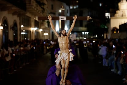 Procesión de Jesús de Nazareno durante la celebración del Jueves Santo de la Semana Santa en la Ciudad de Panamá.